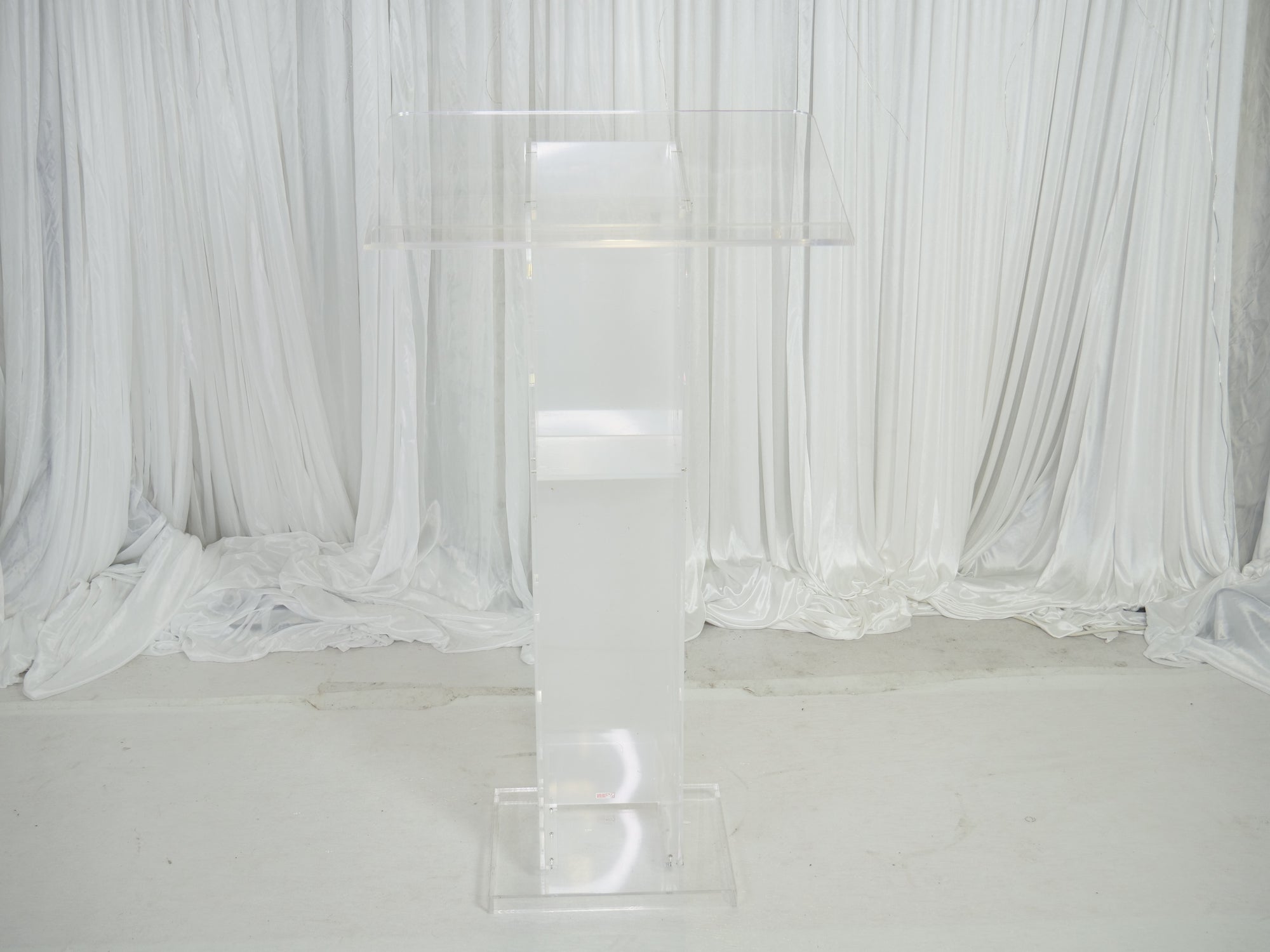 Location - Podium/pupitre en acrylique avec étagère de rangement