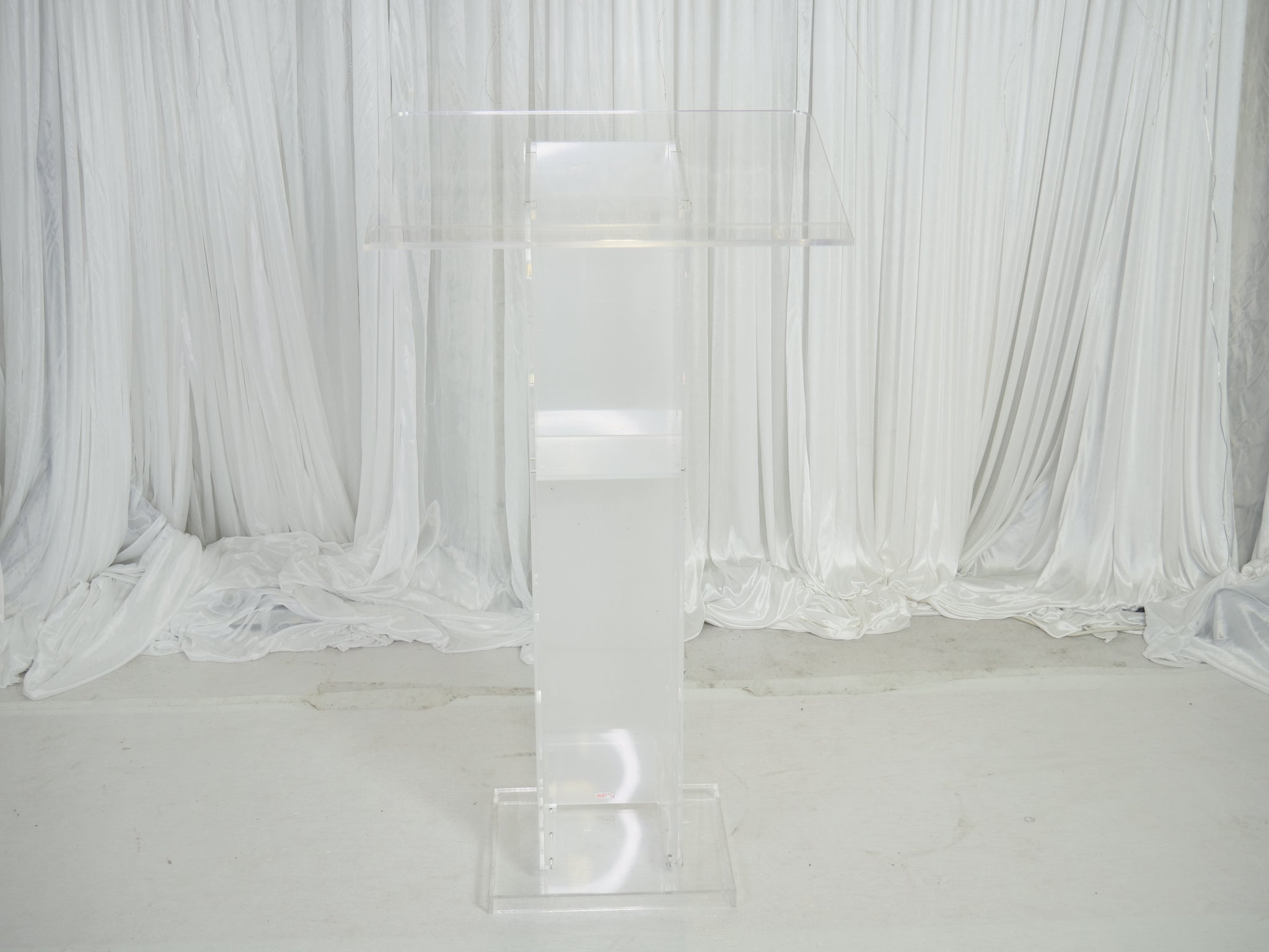 Location - Podium/pupitre en acrylique avec étagère de rangement