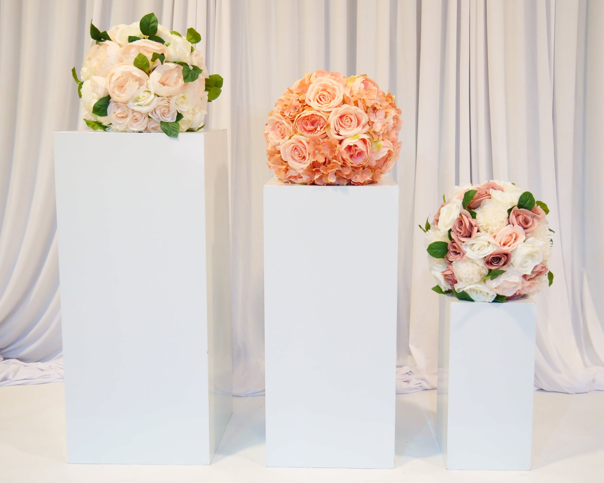 Location - Colonnes rectangulaires métalliques blanches par 3