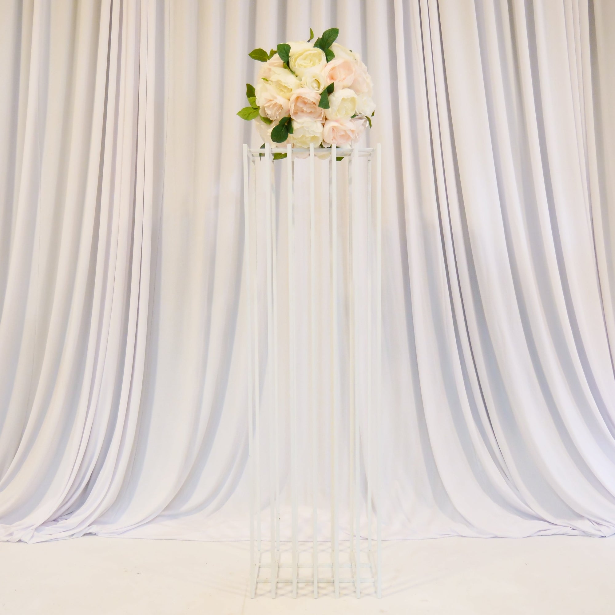 Location - Colonne en métal blanche pour allée centrale et fleurs