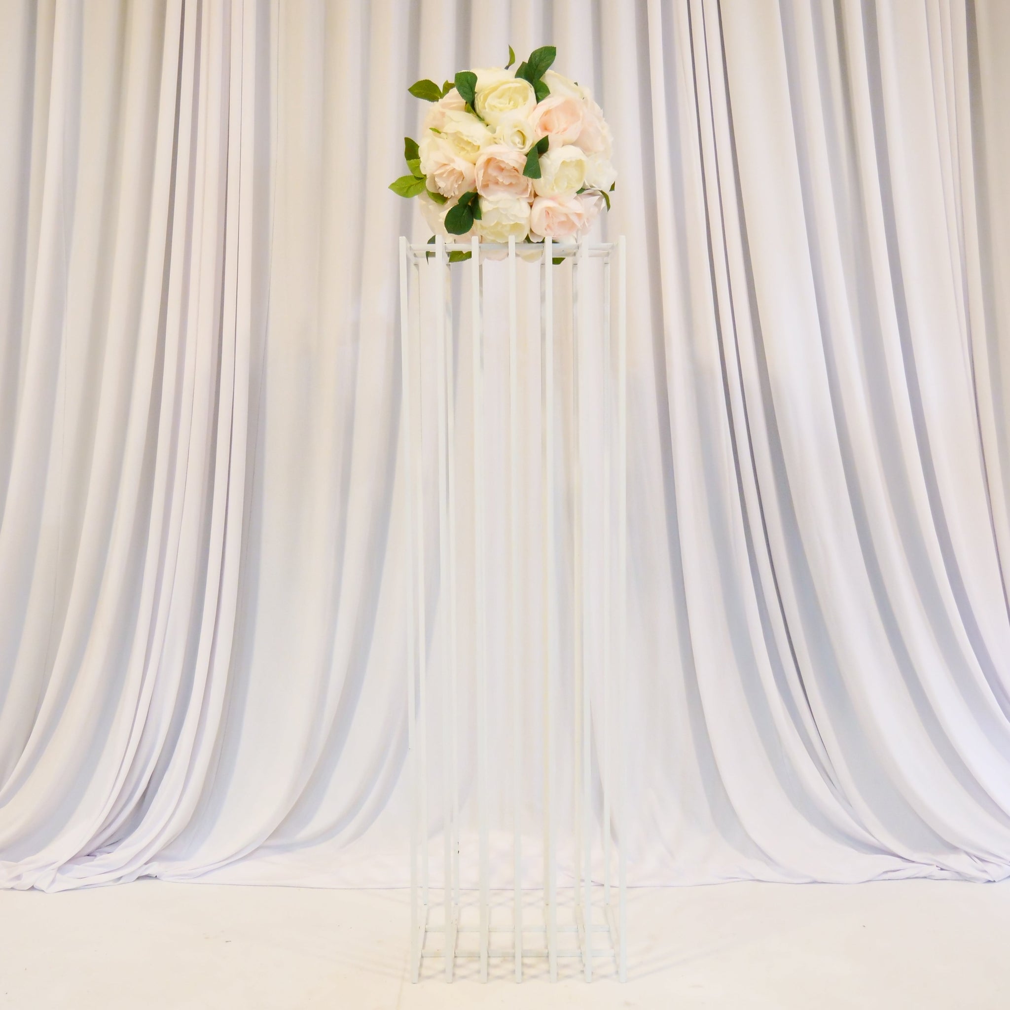 Location - Colonne en métal blanche pour allée centrale et fleurs