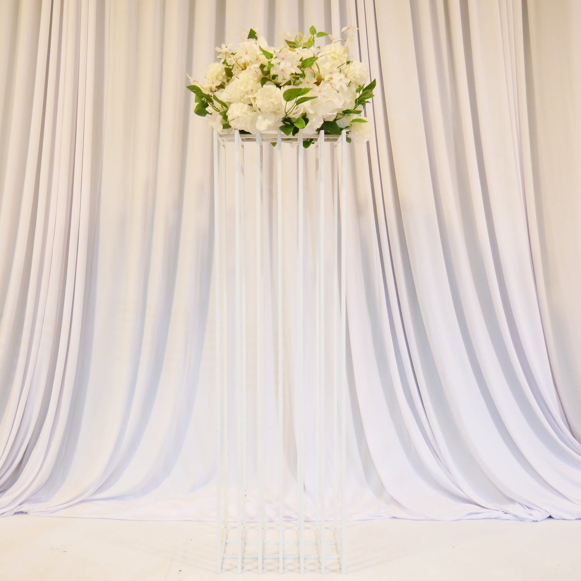 Location - Colonne en métal blanche pour allée centrale et fleurs