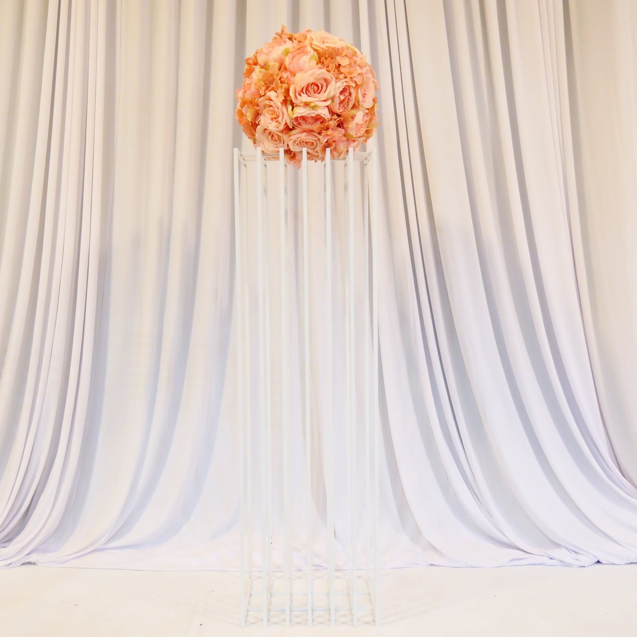 Location - Colonne en métal blanche pour allée centrale et fleurs