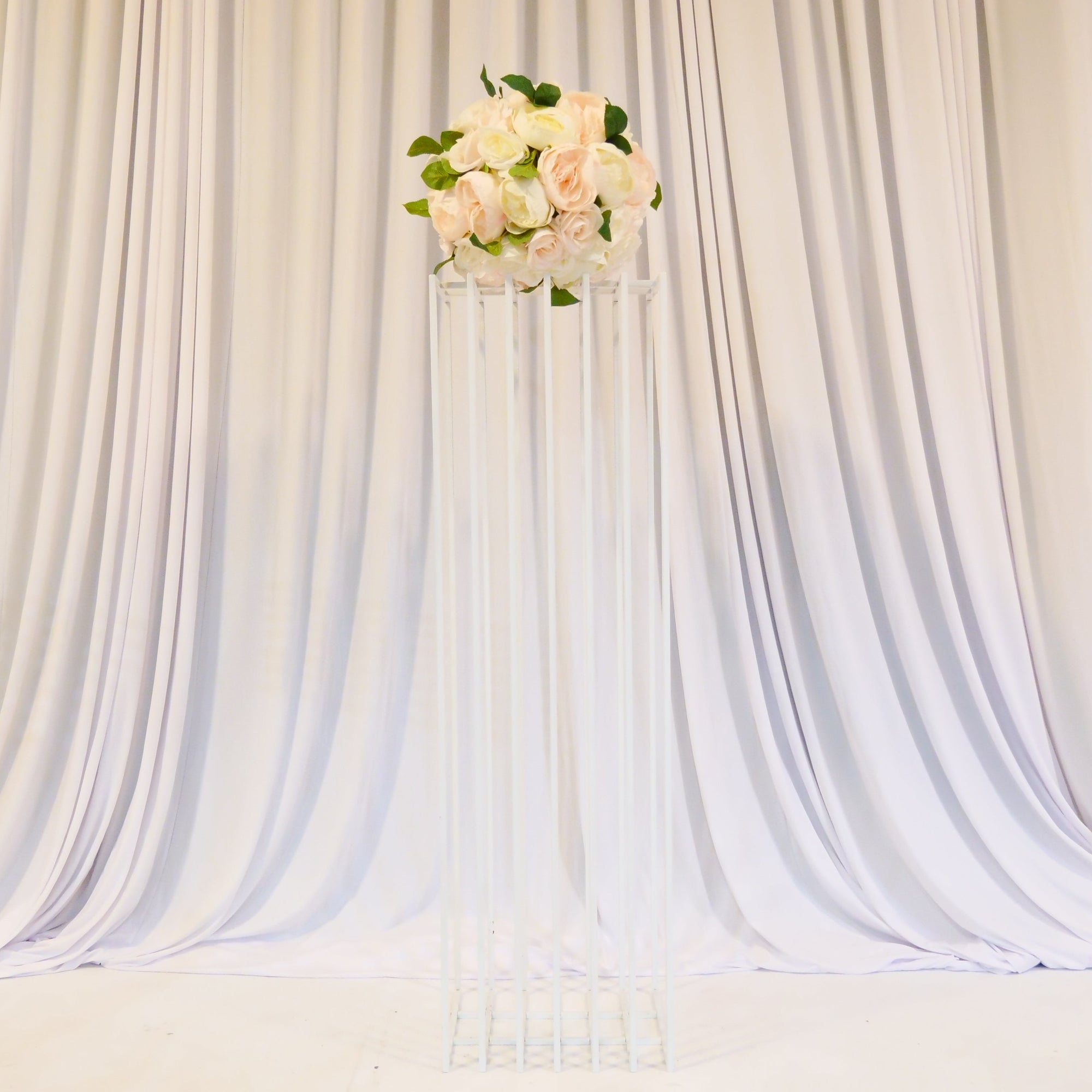 Location - Colonne en métal blanche pour allée centrale et fleurs