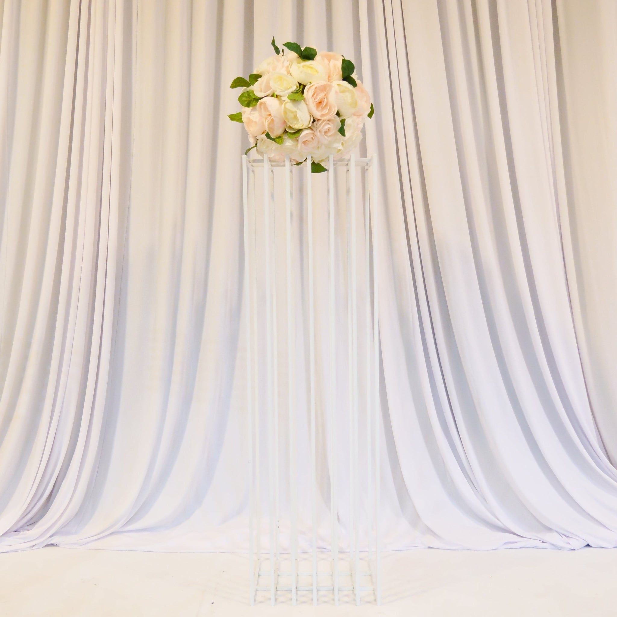 Location - Colonne en métal blanche pour allée centrale et fleurs