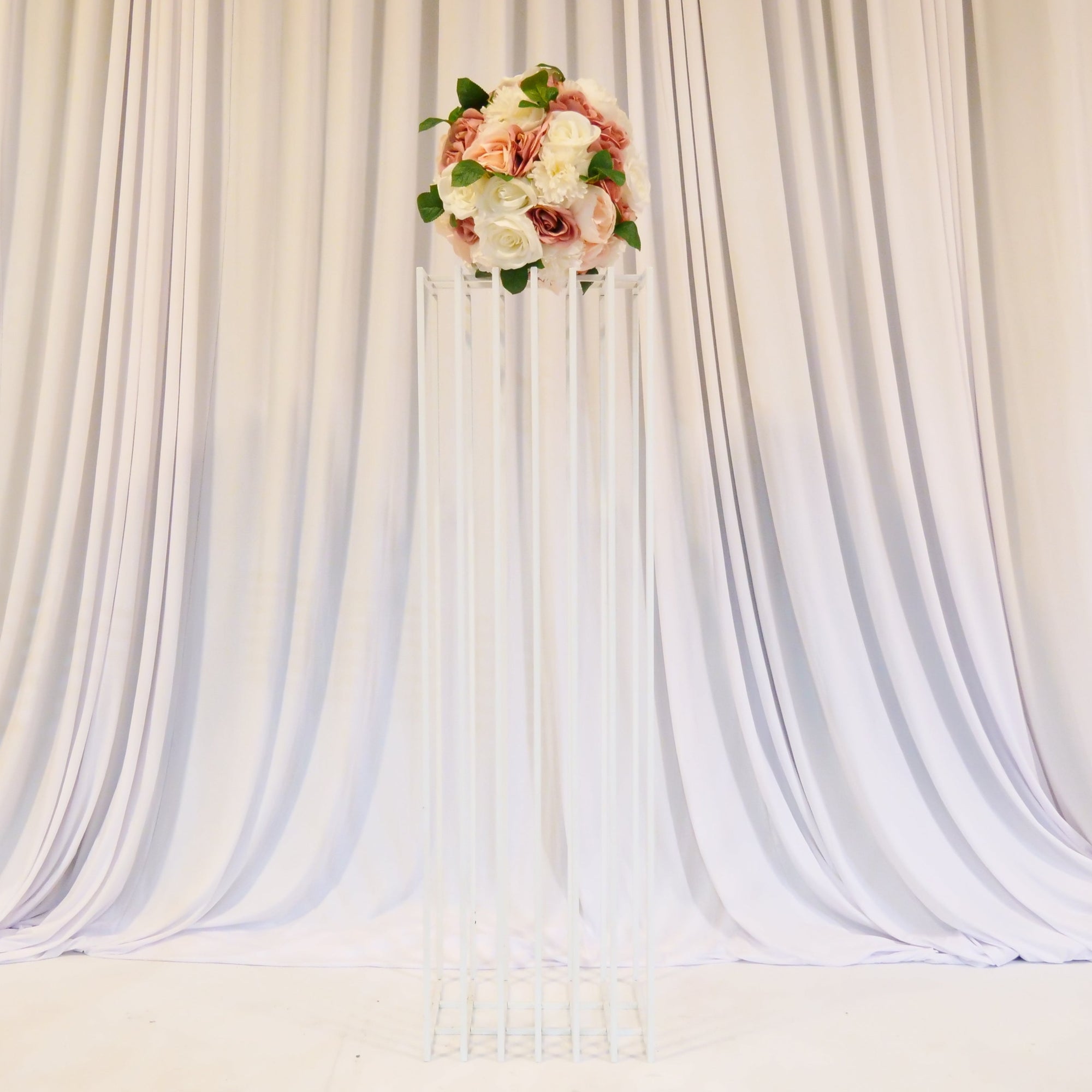 Location - Colonne en métal blanche pour allée centrale et fleurs