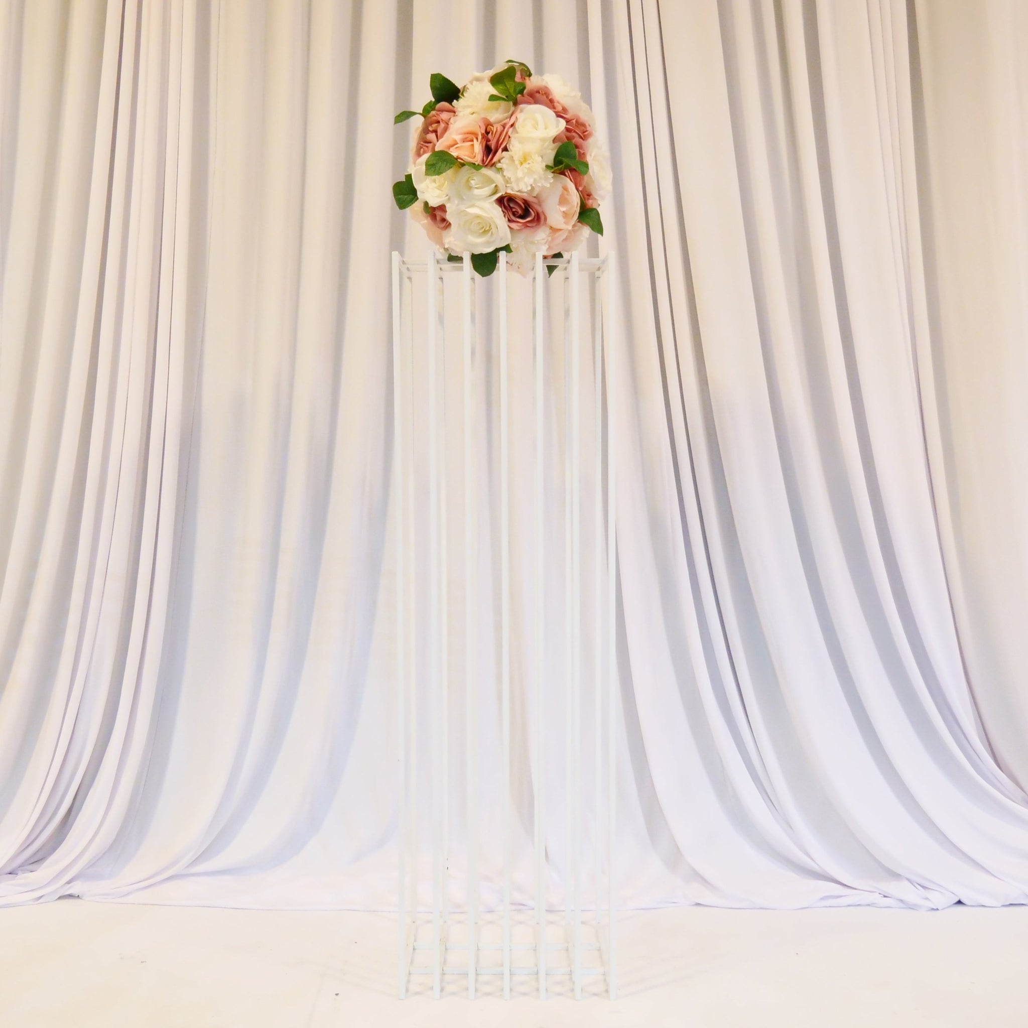 Location - Colonne en métal blanche pour allée centrale et fleurs