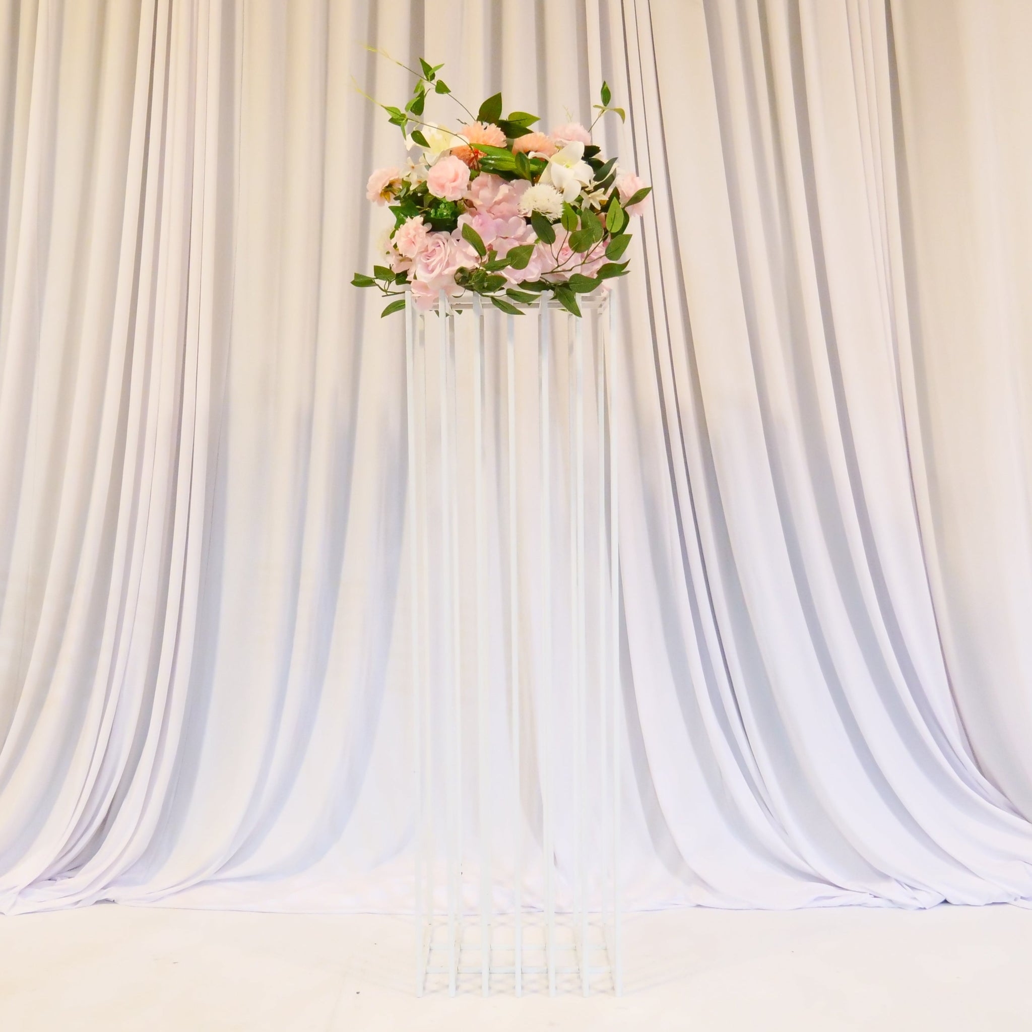 Location - Colonne en métal blanche pour allée centrale et fleurs