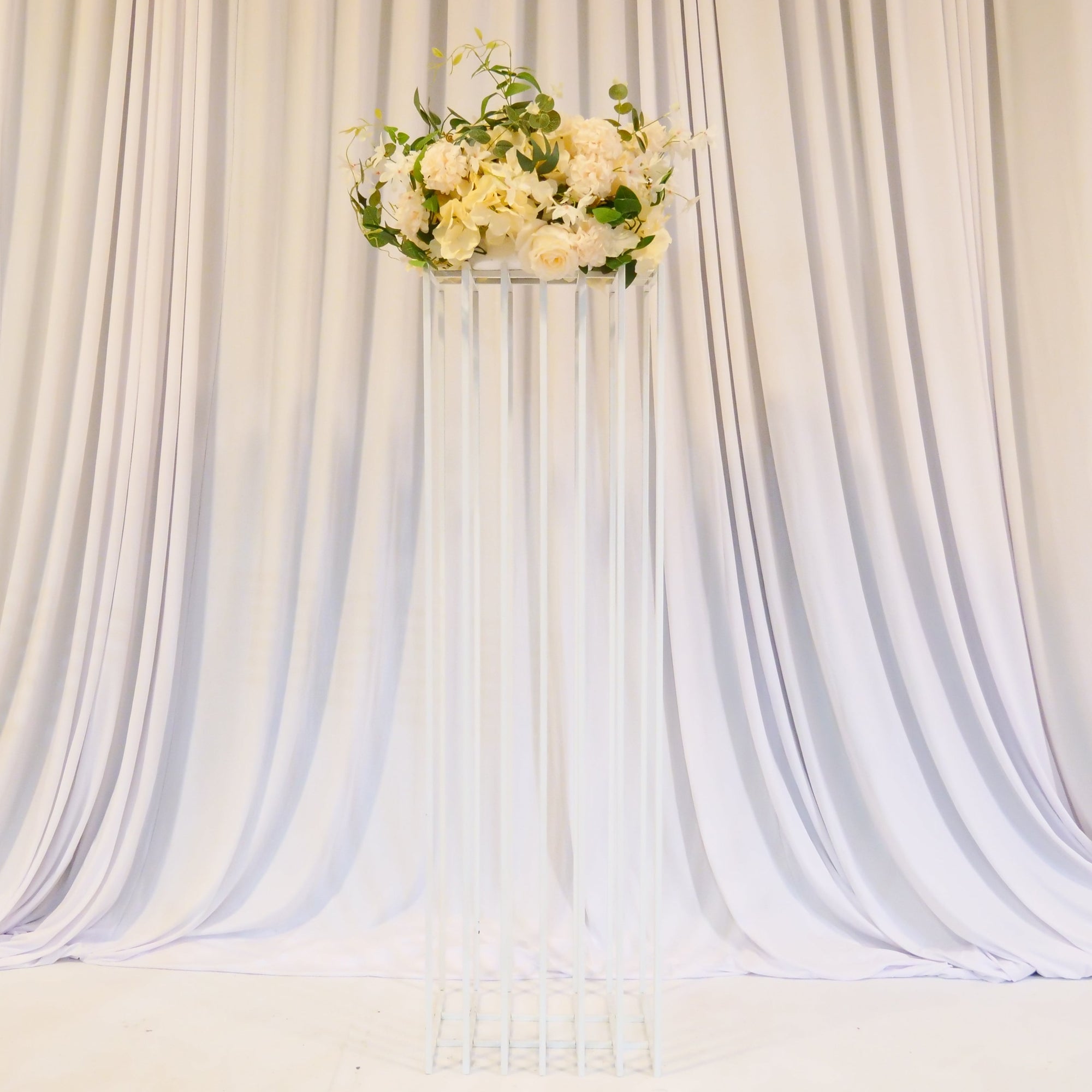 Location - Colonne en métal blanche pour allée centrale et fleurs