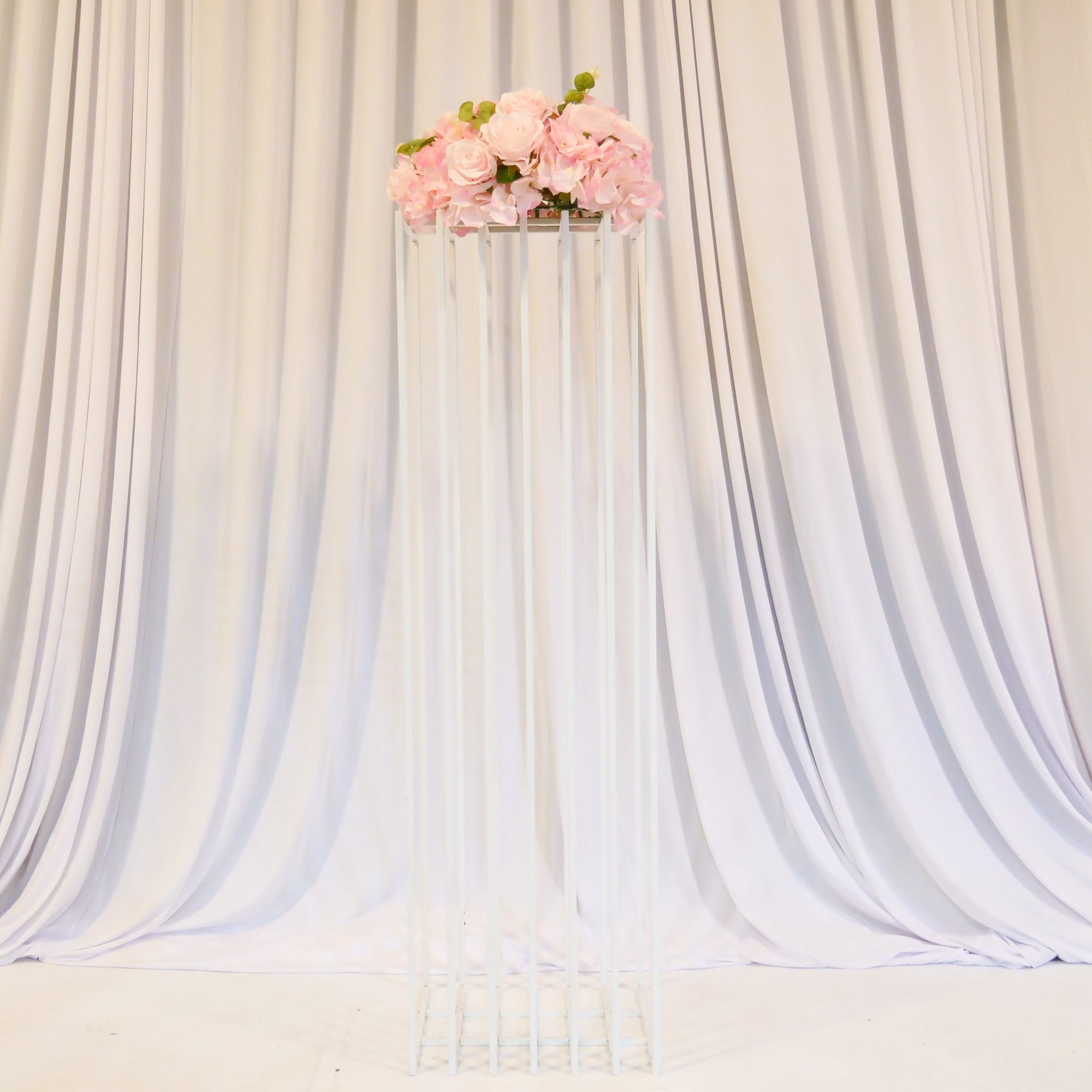 Location - Colonne en métal blanche pour allée centrale et fleurs