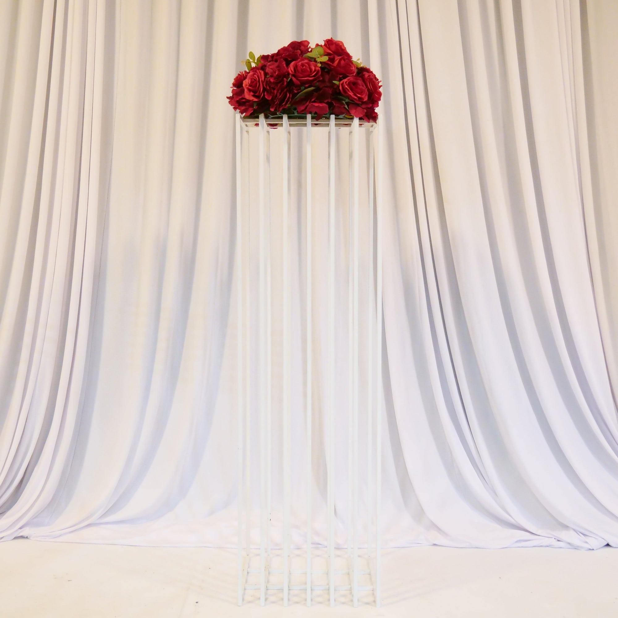 Location - Colonne en métal blanche pour allée centrale et fleurs