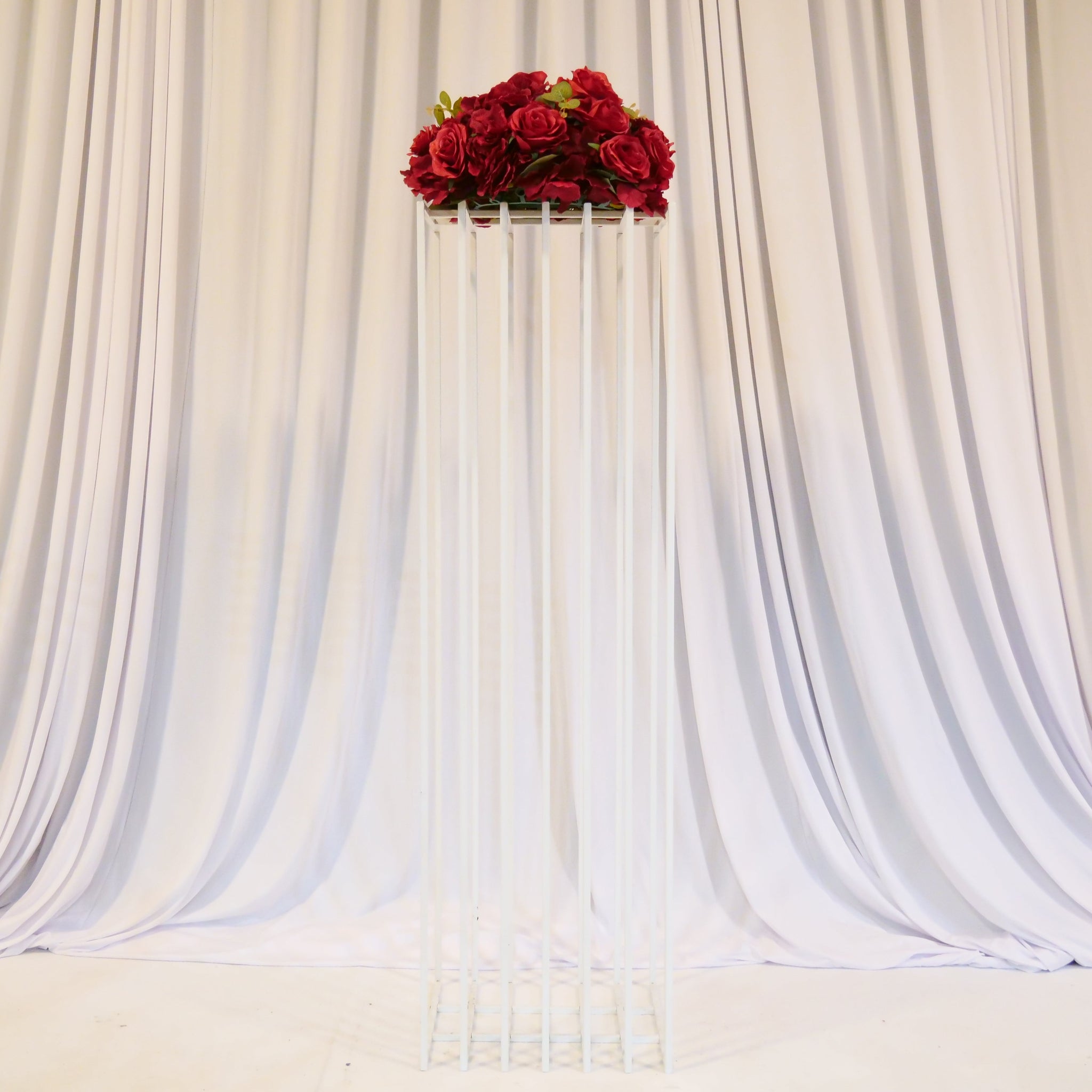 Location - Colonne en métal blanche pour allée centrale et fleurs