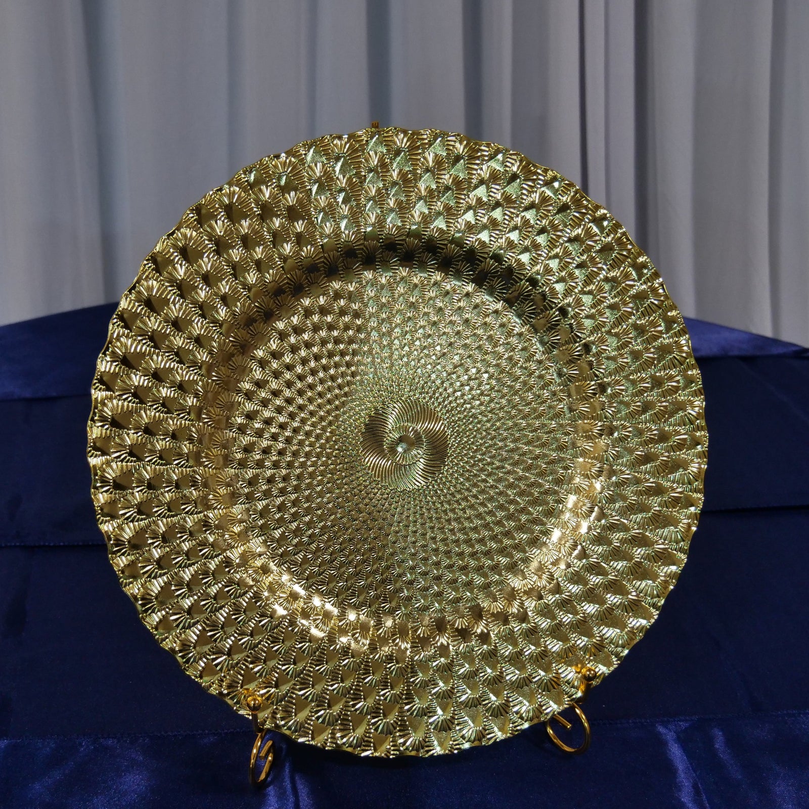 Location - Grand plat rond porte assiette doré prestige