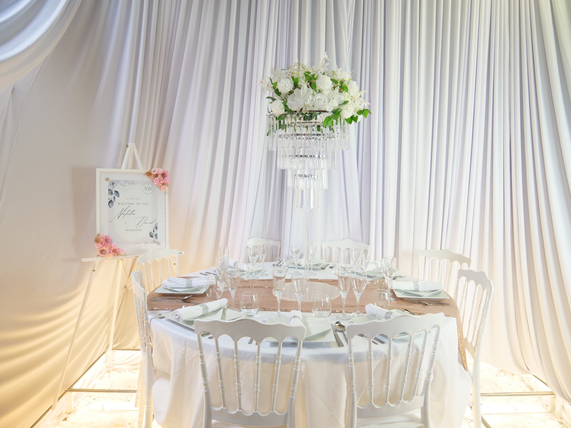 Location - [Table garnie PAP] Table garnie ronde 10 personnes - Oasis de Charme