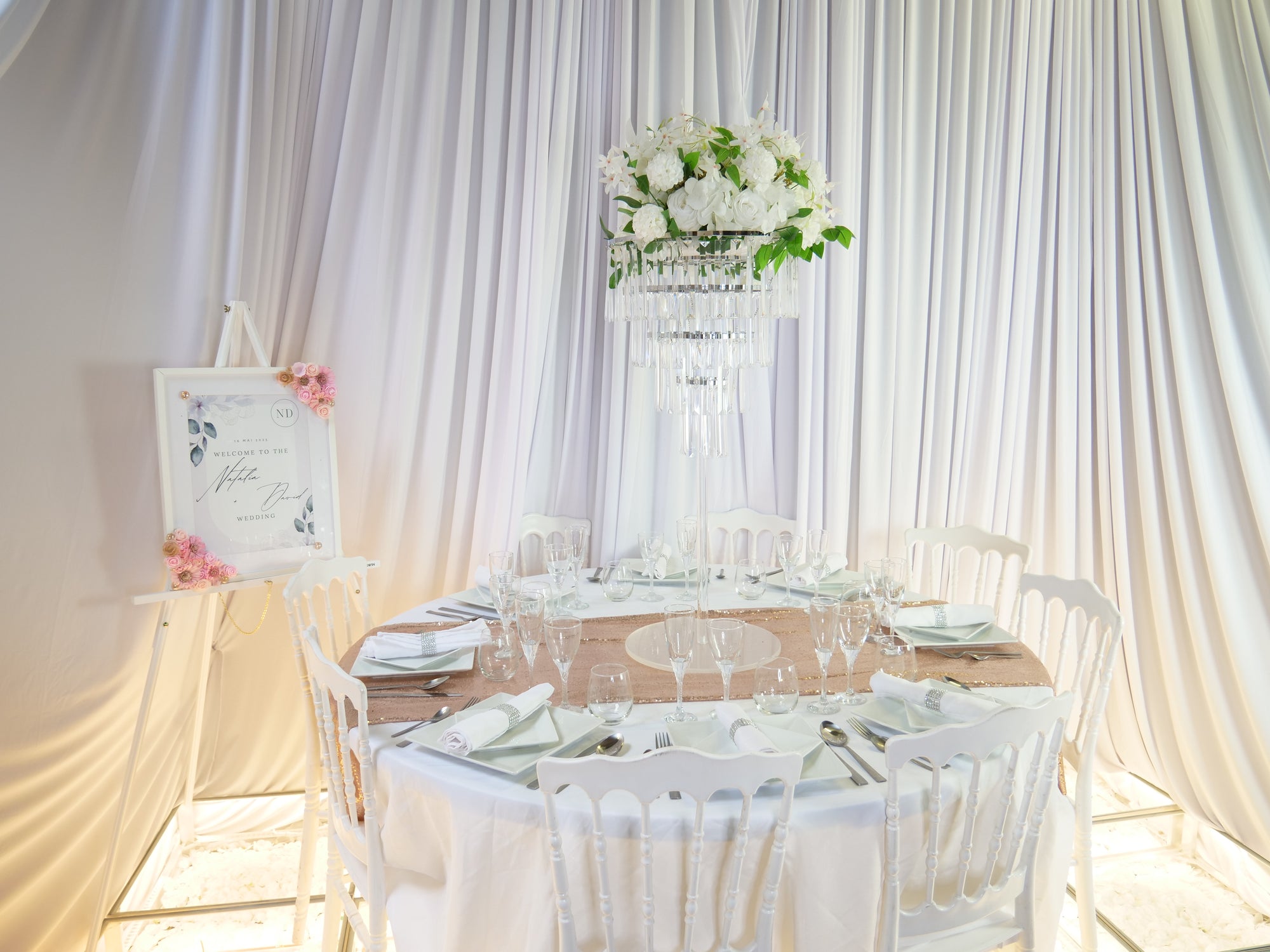 Location - [Table garnie PAP] Table garnie ronde 10 personnes - Oasis de Charme