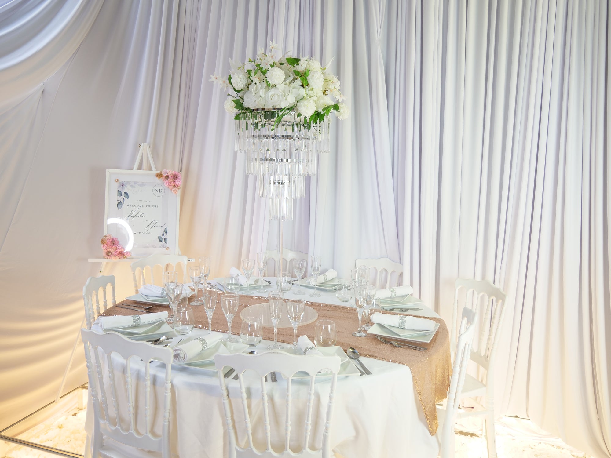 Location - [Table garnie PAP] Table garnie ronde 10 personnes - Oasis de Charme