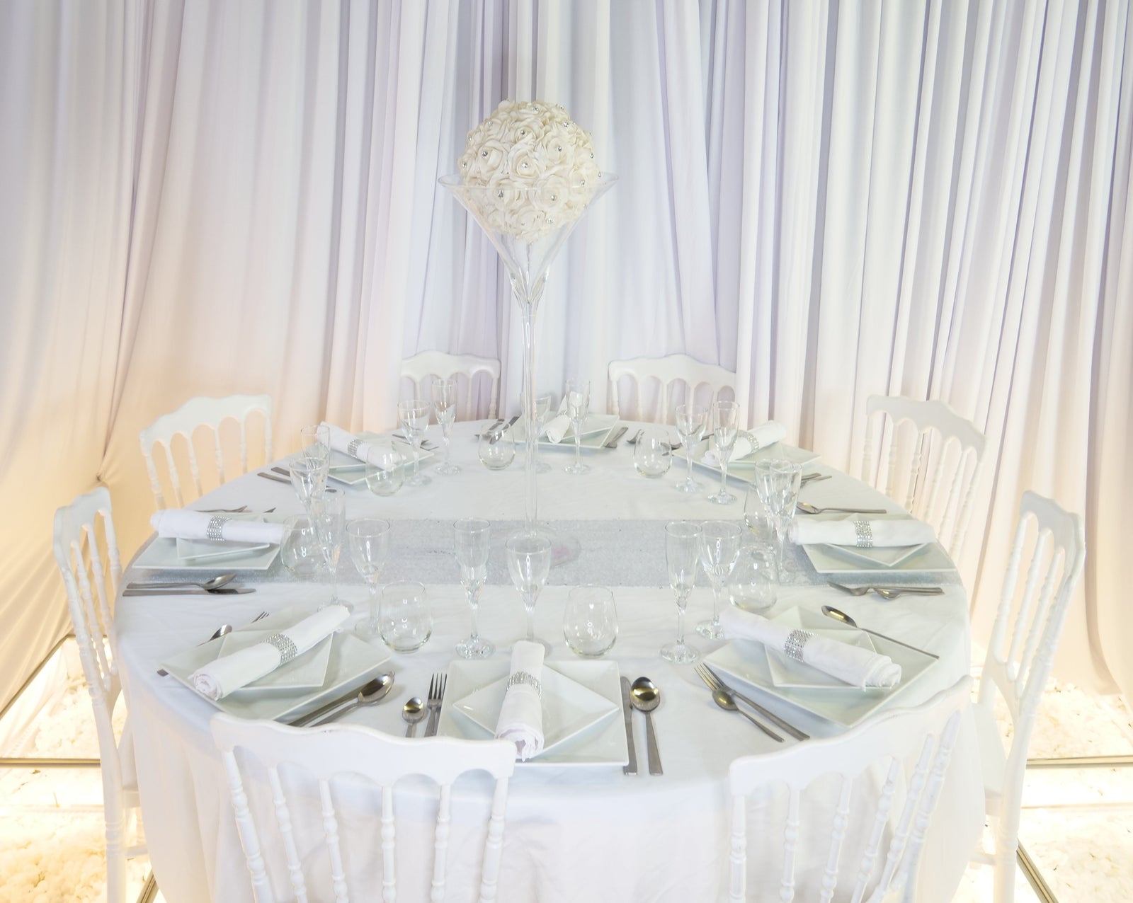 Location - [Table garnie PAP] Table garnie ronde 10 personnes - Reflet de Lune