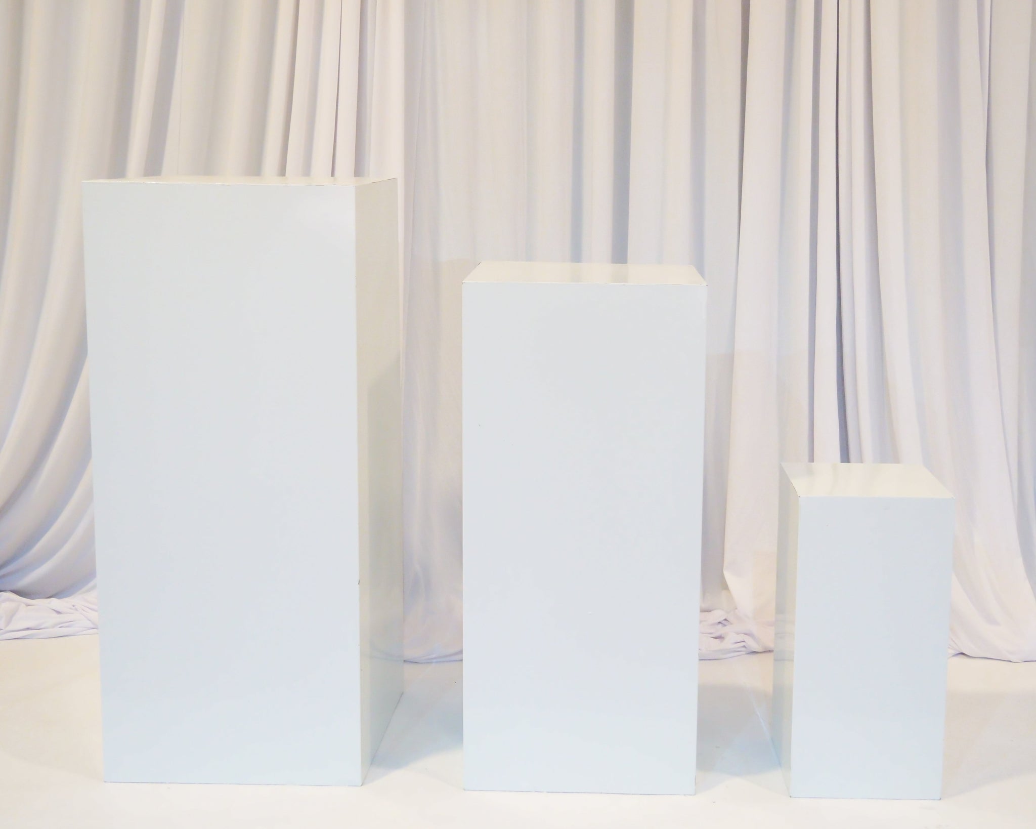 Location - Colonnes rectangulaires métalliques blanches par 3
